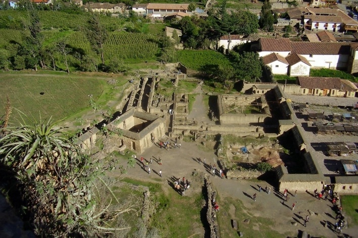 Ollamtaytambo, ruínas arqueológicas da cidade sagrada e cidade comum funcionando, separadas pela muralha e grande pórtico. Sistemas de pátios predominam na organização. Note-se a feira no grande pátio à direita<br />Foto Saide Kahtouni 