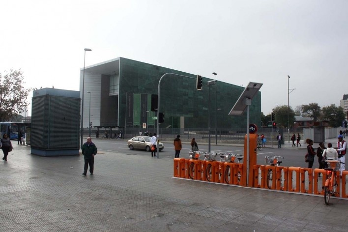 Museo de la Memória y los Derechos Humanos, vista da praça em rampa que leva a entrada do museu, Santiago, Chile. Arquitetos Mario Figueroa, Lucas Fehr e Carlos Dias/ Estúdio América<br />Foto Bruno Carvalho, mai. 2016 