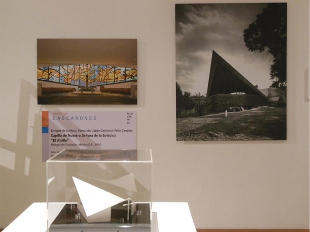 Aspecto de la exposición, con las fotografías y maqueta de la Capilla de Nuestra Señora de la Soledad "El Altillo" (Delegación Coyoacán, México DF, 1955) de los arquitectos Enrique de la Mora, Fernando López Carmona y Félix Candela<br />Fotografía divulgación 