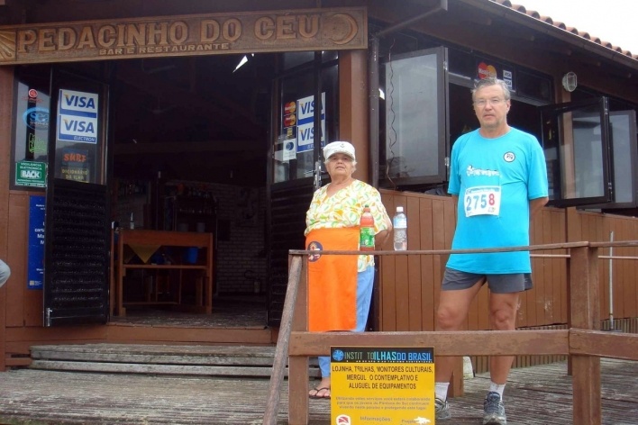 Dona Zenaide, a Comandante, proprietária do bar Pedacinho do Céu