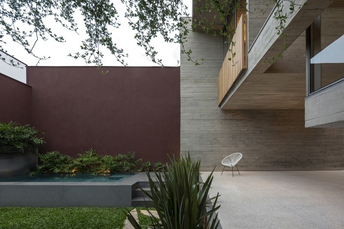 Casa Floresta, Belo Horizonte MG Brasil, 2021. Arquitetos Zargos Rodrigues, Rodrigo Pereira, Frederico Rodrigues, Carla Deltreggia, Ika Okamoto, Letícia Armond, Nathalia Melo e Laís Parreiras (autores) / Estúdio Zargos<br />Foto Jomar Bragança 