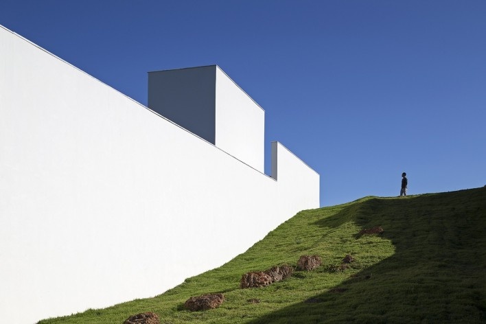Casa Torreão, lateral leste – acesso comum à reserva, Brasília DF, arquitetos Daniel Mangabeira, Henrique Coutinho e Matheus Seco<br />Foto Haruo Mikami 