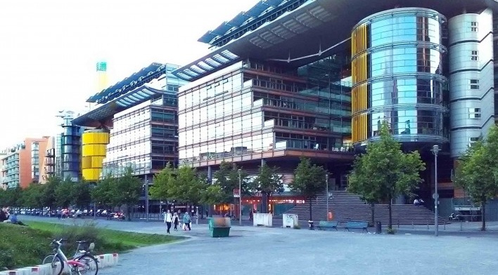 Edifício de escritórios e apartamentos. Projeto de Richard Rogers<br />Foto Marcos Sardá Vieira, ago. 2016 