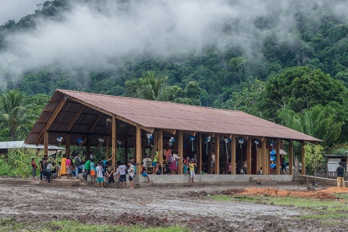 Casa Grande Atyaro Pankotsi, Río Tambo, Junín, Perú, 2019. Arquitectos Marta Maccaglia, Raúl Arancibia, Auriane Bonnault, Samanta Sinistri, Helmer Carrión, Emilio Santos Pérez, Carlos Barreda / Asociación Semillas para el Desarrollo Sostenible<br />Foto Eleazar Cuadros 