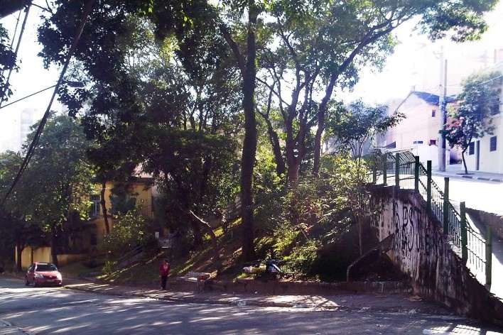 Praça pública fazendo a contenção da encosta, Grotão da Bela Vista<br />Foto Abilio Guerra 