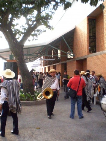 Cootrapar – cooperativa de trabajadores de aceros del Paraguay. Usos del edificio: poncho y trombon. Arq. Luis Alberto Elgue y Arq. Cynthia Solis Patri. Villa Hayes, Paraguay. 2007 – 2008.