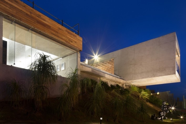 Bar/pool/gallery, bar and gallery volumes, night shot. BCMF arquitetos + MACh arquitetos<br />Foto Gabriel Castro 