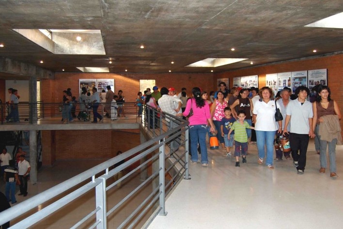 Cootrapar – cooperativa de trabajadores de aceros del Paraguay. Usos del edificio: exposición de fotos de luchas sindicales. Arq. Luis Alberto Elgue y Arq. Cynthia Solis Patri. Villa Hayes, Paraguay. 2007 – 2008.