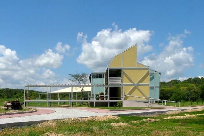 Campus Lagoa do Piau, vista lateral do prédio A, Caratinga MG. Arquiteto Sylvio Emrich de Podestá, 2006<br />Foto divulgação 