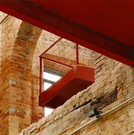 Fábrica de Sal – Centro Educacional de Ribeirão Pires, ponte e balcão de metal do Centro de Qualificação de Professores, 2001-2003. Arquitetos Rafael Perrone e Márcio do Amaral<br />Foto Andres Otero 