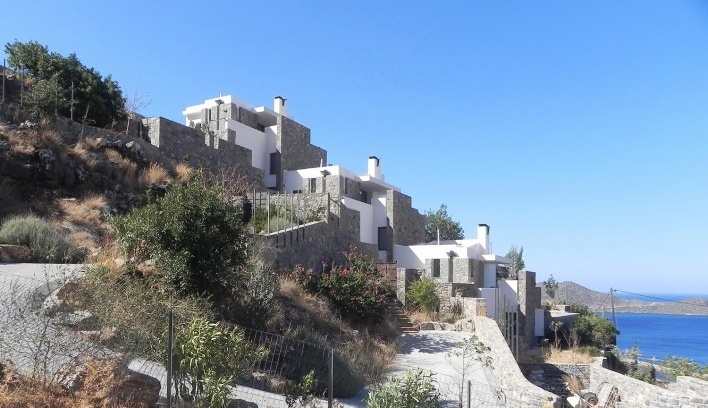 O conjunto com três residências geminadas em finalização de obra e o Golfo Mirabello e o Mediterrâneo como paisagem<br />Foto Noll & Odebrecht 
