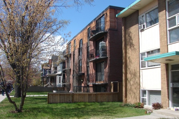 Exemplares de prédios de apartamento dos anos 1950 e 1960. Tour por Misson, AB, Canadá<br />Foto Octavio Lacombe 