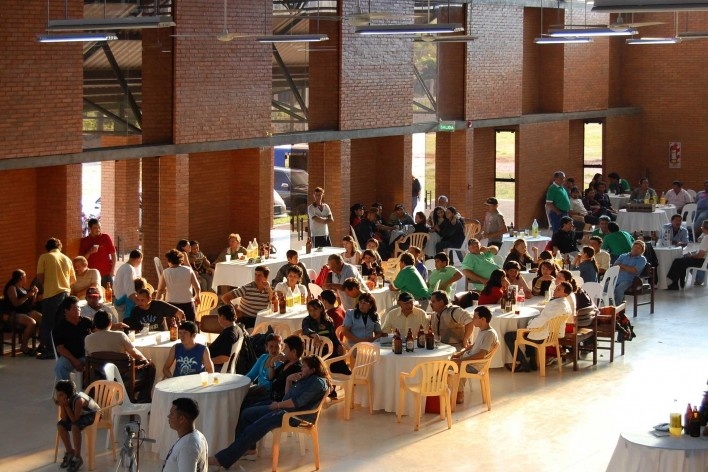 Cootrapar – cooperativa de trabajadores de aceros del Paraguay. Usos del edificio: salón de eventos-fiesta obrera. Arq. Luis Alberto Elgue y Arq. Cynthia Solis Patri. Villa Hayes, Paraguay. 2007 – 2008.