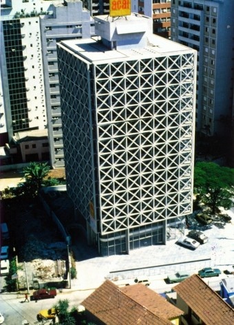 Edifício Acal, São Paulo SP, 1974. Arquitetos Pedro Paulo de Melo Saraiva, Sergio Ficher e Henrique Cambiaghi Filho<br />Foto antiga  [Pedro Paulo de Melo Saraiva Arquitetos Associados]