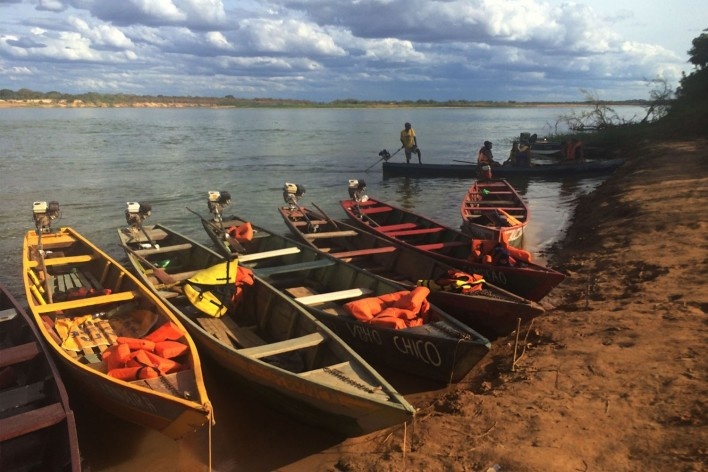 O Rio São Francisco na época de seca. Carlúcio, em pé no barco, faz a travessia<br />Foto Ana Carolina Brugnera / Lucas Bernalli Fernandes Rocha 