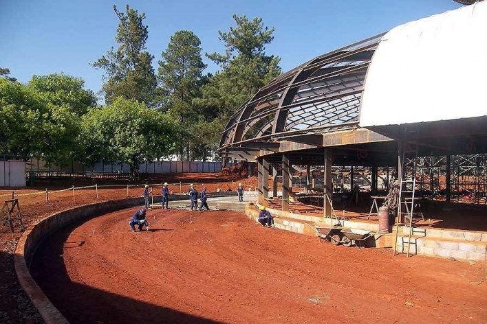 Fundação Darcy Ribeiro. Concretagem do fundo do lago. Instituto Brasileiro de Tecnologia do Habitat, Arquiteto João Filgueiras Lima, Lelé. Brasília DF, Brasil, 2010