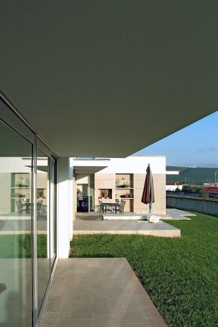 Casa na Cruz de Oliveira, 2ª fase, Benedita, Portugal. Arquiteto Pedro Fonseca Jorge<br />Foto Marcos Paixão 