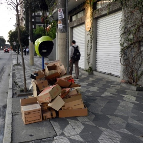 Oficina de desenho urbano MCB, interferência urbana: lixo irregular, São Paulo, 2011<br />Foto Nina Dalla 