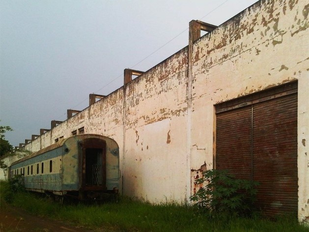 Vagão abandonado em trecho desativado da ferrovia, Araraquara<br />Foto Abilio Guerra 