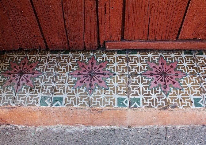 Ladrilhos hidráulicos revestem o piso das casas em Trinidad, Cuba, 20 abril 2014<br />Foto Victor Sena 