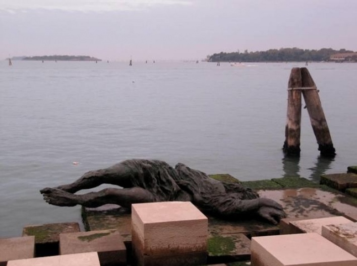 Veneza, um anjo caído próximo ao Giardini Pubblici<br />Foto Sergio Jatobá 