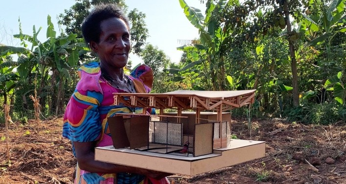 Nannono Imaculate segurando a maquete de sua futura residência<br />Foto Mariana Montag 