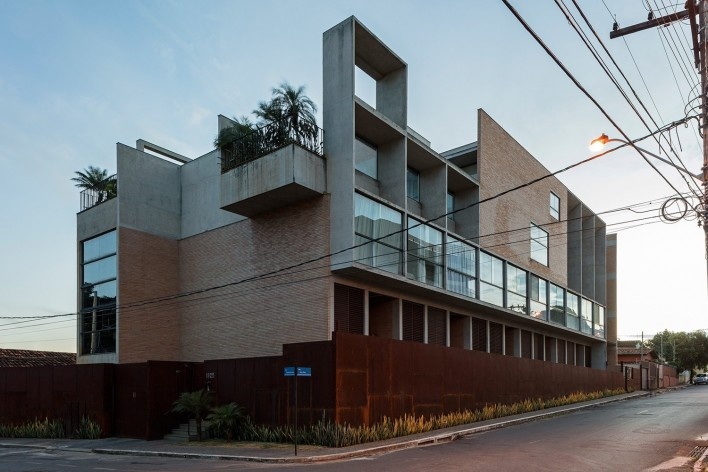 Estúdios Ouro Preto, Sete Lagoas MG Brasil, 2016. Arquitetos Carlos Alberto Maciel e Ulisses Mikhail Jardim Itokawa / Arquitetos Associados<br />Foto Leonardo Finotti 