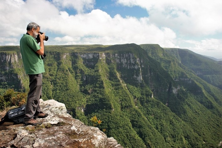 Luiz Cláudio Marigo no Cânion da Fortaleza, Parque Nacional da Serra Geral RS<br />Foto José Tabacow 