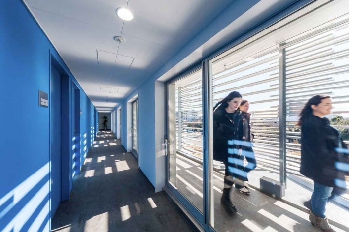 Alojamento Estudantil, circulação interna protegida dá acesso aos apartamentos; dupla circulação inspirada na engawa das casas tradicionais japonesas, Josai International University, Togane, Japão, 2014-2016, Studio Sumo<br />Foto Kawasumi Kobayashi  [Studio Sumo]