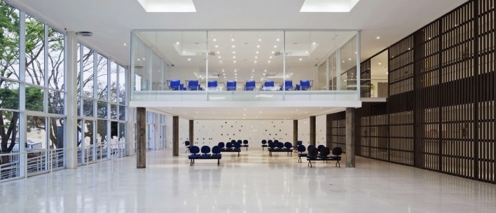 Centro de capacitação dos profissionais da educação Dra. Zilda Arns. Área de convivência, Carolina Penna Arquitetura e Urbanismo, 2008 – 2011. São Caetano do Sul, SP - Brasil<br />foto Nelson Kon 