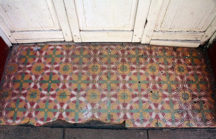 A soleira da entrada nos dá uma mostra do revestimento do piso em casa em Trinidad, Cuba, 20 abril 2014<br />Foto Victor Sena 