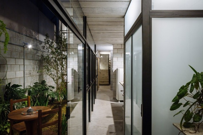 Casa Vila Matilde, corredor da cozinha e pátio interno, cena noturna. Terra e Tuma Arquitetos<br />Foto Pedro Kok 