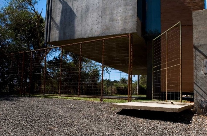 Casa en el aire. Acesso. Sergio Fanego, Larissa Rojas, Miguel Duarte. Luque, Paraguay. 2008-2010.