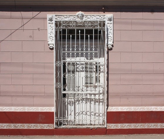 O sol do Caribe ajuda a criar jogo de luz e sombra nas fachadas de Trinidad, Cuba, 20 abril 2014<br />Foto Victor Sena 