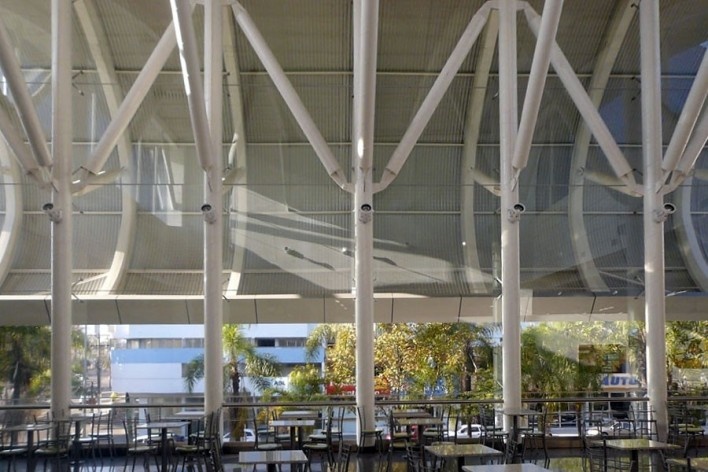 Supermercado Angeloni, Criciúma, 1976-1978 (original) e 2009-2011 (reforma e ampliação). Douglas Piccolo Arquitetura<br />Foto Cinara Piccolo 