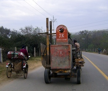 Estrada para Chandigarh<br />Foto de Denise Teixeira e Luís Barbieri 