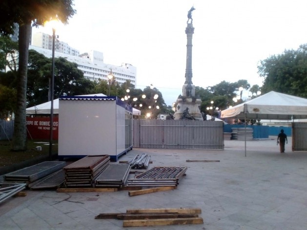 O interior da praça Campo Grande ocupado pelas instalações de apoio para o carnaval. As vias que são normalmente utilizadas por moradores da cidade para corrida e caminhada se encontram interditadas<br />Foto Volha Yermalayeva Franco 
