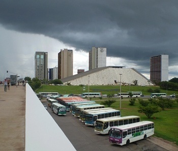 Teatro Nacional Cláudio Santoro e, ao fundo, Setor Bancário Norte, vistos da Plataforma Rodoviária<br />Foto Aldo Paviani 