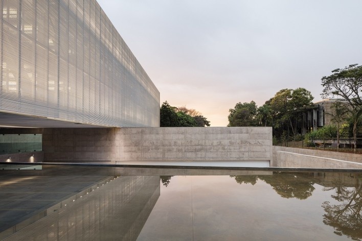 Nova sede da Confederação Nacional de Municípios – CNM, Brasília DF, 2016. Arquitetos Luís Eduardo Loiola e Maria Cristina Motta / Mira Arquitetos<br />Foto Leonardo Finotti 