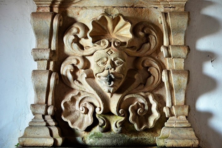 Mascarão esculpido em pedra, detalhe de lavabo de sacristia, propriedade da Arquidiocese de Mariana MG, 2015<br />Foto Elio Moroni Filho 
