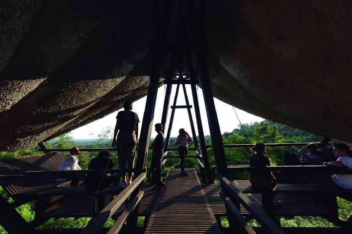 Learning Viewpoint, Cerro Blanco Protected Forest, Guayaquil, Ecuador, 2022. Architects David Barragán, Pascual Gangotena, Maríaluisa Borja and Esteban Benavides (authors) / Al Borde<br />Foto/photo Jag Studio 