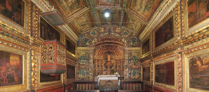 No interior desta pequena capela de 1719 esconde uma das mais raras jóias do barrôco mineiro. A montagem procura mostrar esta jóia juntando imagens centrais, laterais e superiores