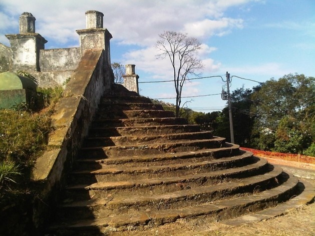 Talude, muro de arrimo e escadaria da igreja São Francisco de Paula<br />Foto Abilio Guerra 
