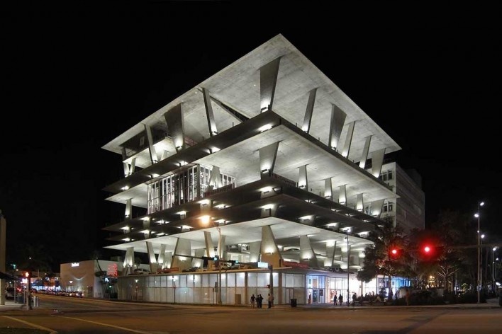 Edifício comercial na Lincoln Road, Miami. Arquitetos Herzog & Meuron<br />Foto Victor Hugo Mori 