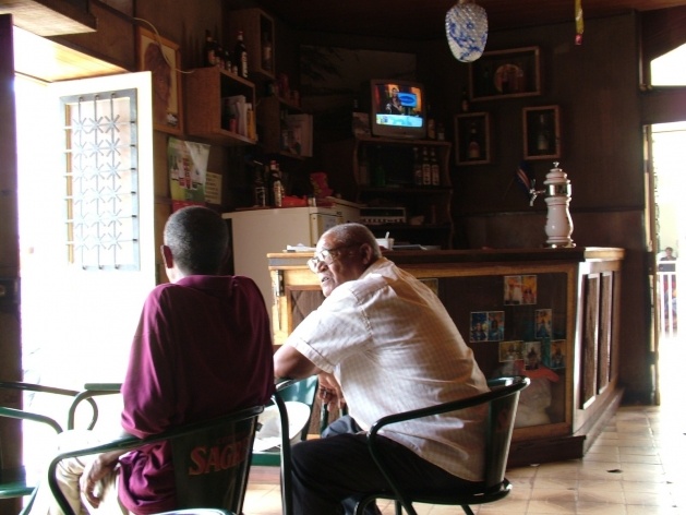 Cena de bar em Mindelo<br />Foto Paula Janovitch 