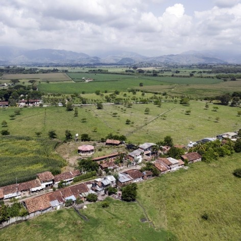 Taller de Confección Amairis, San Isidro, Colombia. Taller Ruta 4<br />Foto Federico Cairoli 