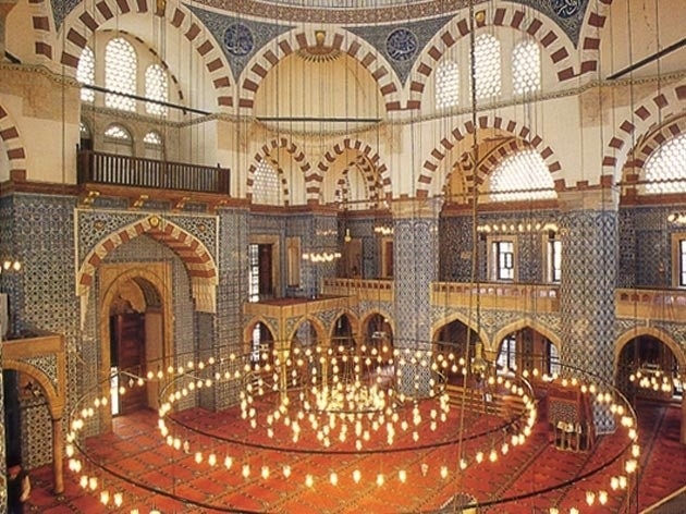 Vista geral do interior da Mesquita Rüstempasa<br />Foto Ismail Küçük 