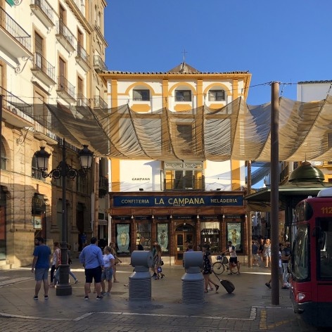 Parada de ônibus no centro de Sevilha
<br />Foto José Lira 