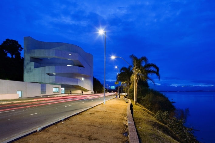 Sede da Fundação Iberê Camargo, vista noturna. Arquiteto Álvaro Siza, 2008<br />Foto Nelson Kon 