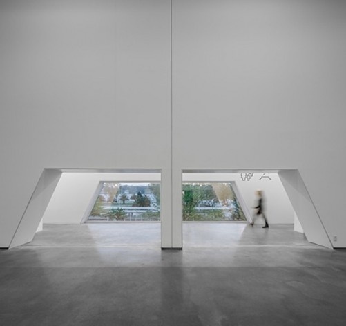 Museu Nacional dos Coches, aberturas para exterior e acesso à área de exposição no pavilhão principal, Lisboa. Arquiteto Paulo Mendes da Rocha, MMBB arquitetos e Bak Gordon arquitetos<br />Foto Fernando Guerra  [FG+SG Architectural Photography]